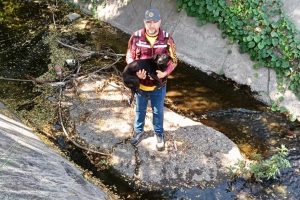 Ahora una perrita fue rescatada de un arroyo por personal de PC Culiacán