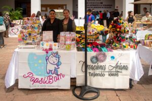Realizan Bazar Mujeres en Movimiento en el patio del Ayuntamiento