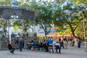 Tacones y sonrisas llenan de vida la Plazuela: disfrutan culiacanenses de las Tardes de Danzón