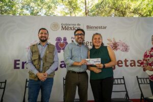 «Es un reconocimiento al trabajo y esfuerzo de todas las mujeres»: Juan de Dios Gámez durante la entrega de tarjetas de Pensiones Mujeres Bienestar