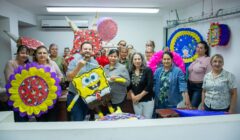 Taller de elaboración de piñatas reúne a comités vecinales por el Mes de la Niñez
