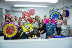 Taller de elaboración de piñatas reúne a comités vecinales por el Mes de la Niñez