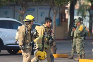 Continúan labores de atención y control tras incendio en plaza comercial de Los Mochis