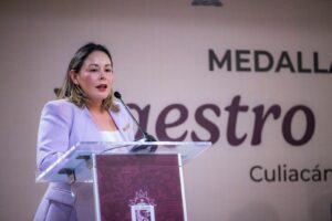 Entrega la gobernadora Yeraldine la medalla “Maestro Rafael Ramírez” a docentes con 30 años de servicio