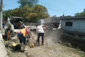 Refuerza Ayuntamiento limpieza y desazolve en arroyos, canales y afluentes de distintos sectores de Culiacán