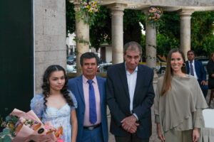 Secretaría de Turismo Mireya Sosa Osuna entrega presea «Grano de Oro» y medalla «Granito de Oro»