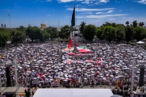 MÁS DE 45 MIL SINALOENSES LLENAN LA EXPLANADA DE GOBIERNO PARA ACOMPAÑAR EL MENSAJE DE LA PRESIDENTA CLAUDIA SHEINBAUM
