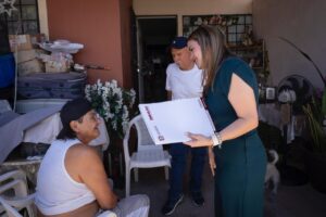 Entregan títulos de propiedad a familias del fraccionamiento Valle de Encino